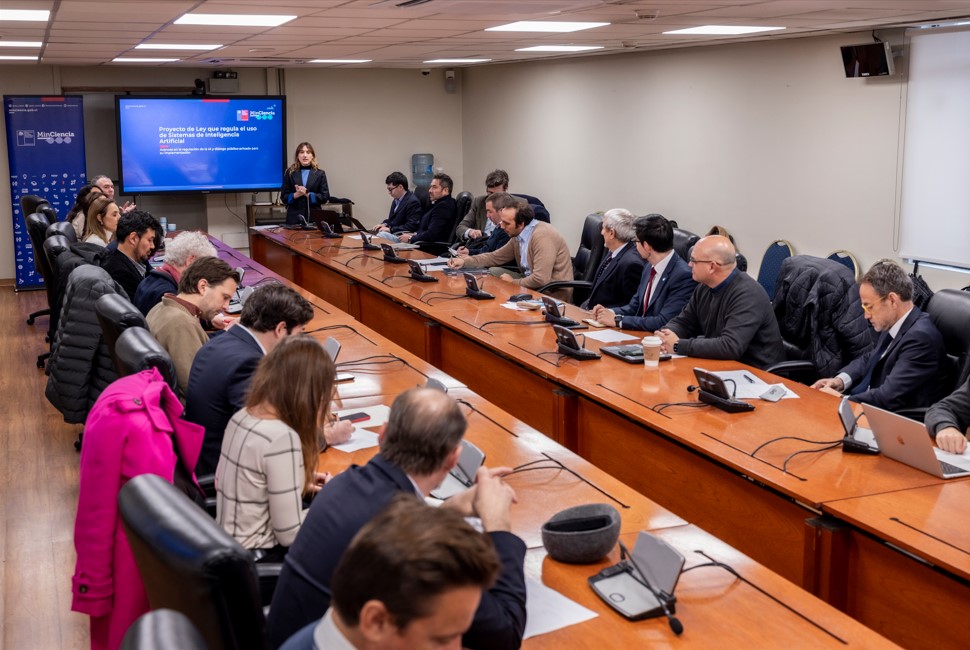 MinCiencia lidera reunión clave con actores de la industria tecnológica para avanzar en la regulación de la inteligencia artificial
