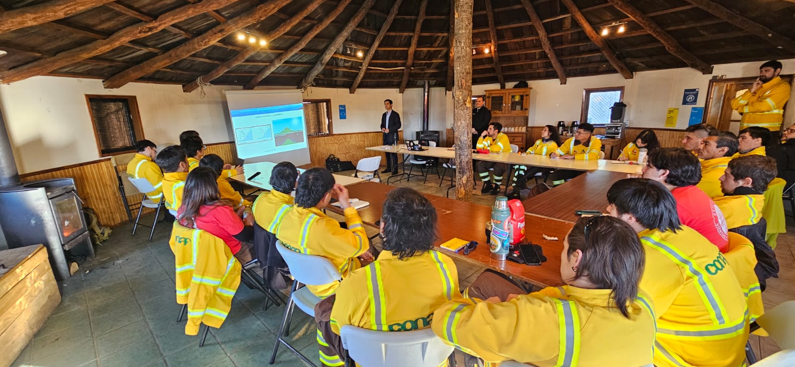 Armada capacita a CONAF en procesos meteorológicos para prevención de incendios forestales